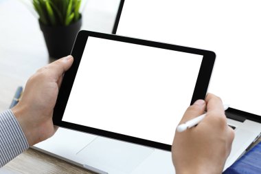 Tablet ve izole üzerinde ekranlı dizüstü holding erkek eller 