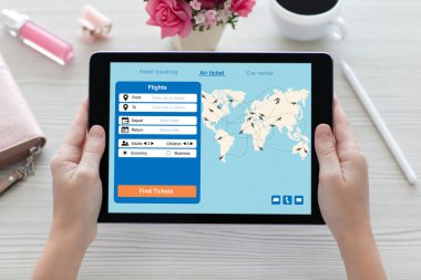 tablet bilgisayar uygulama arama hava ile holding kadın eller 