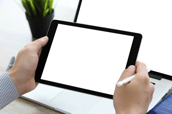 Mãos masculinas segurando tablet e laptop com isolado na tela — Fotografia de Stock