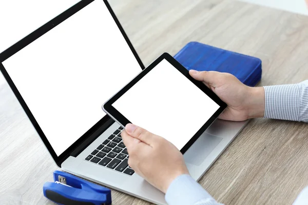 Мужчины держат планшет и ноутбук с изолированным на экране — стоковое фото