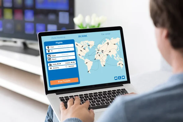 Muž, který držel laptop s aplikace hledání air ticket obrazovky roo — Stock fotografie