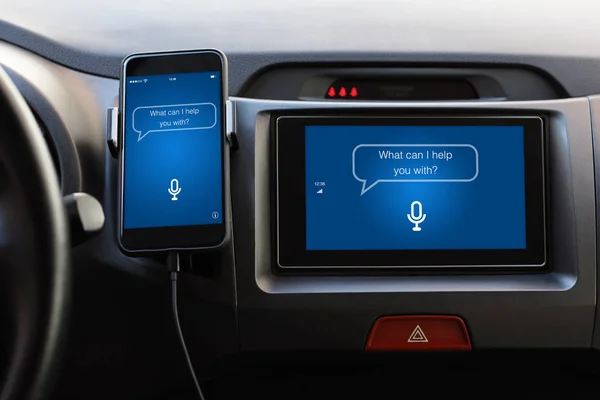 Telefon och multimediasystem med appen personlig assistent på rasbranter — Stockfoto