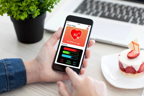 Women hands holding phone with app health tracking activity scre — Stock Photo, Image