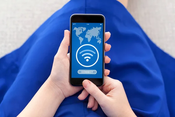Frau hält Telefon mit Anwendungssuche gratis Wi-Fi auf dem Bildschirm — Stockfoto