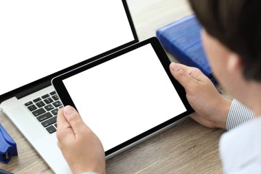 Tablet ve izole üzerinde ekranlı dizüstü holding erkek eller 