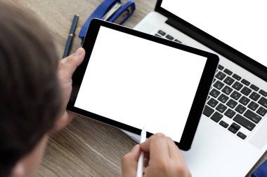 Tablet ve izole üzerinde ekranlı dizüstü holding erkek eller 