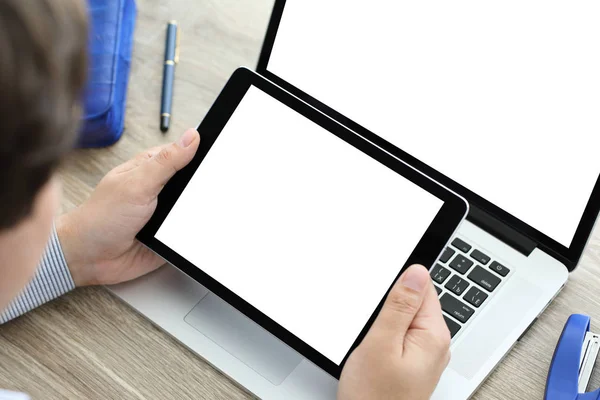 Αρσενικό χέρια που κρατούν το tablet και το φορητό υπολογιστή με απομονωμένες στην οθόνη — Φωτογραφία Αρχείου
