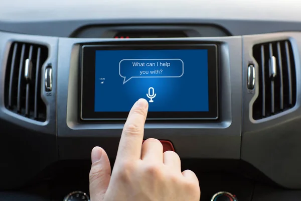 Man hand aanraken om multimediasysteem met app persoonlijke assista — Stockfoto