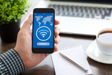 Ücretsiz wi-fi arama uygulaması ile telefon tutarak adam