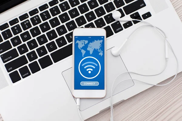 検索無料の wi-fi のスクリーン アプリケーションと白い電話 — ストック写真