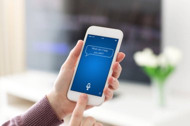Telefon app kişisel asistan ile ekranda tutan eller