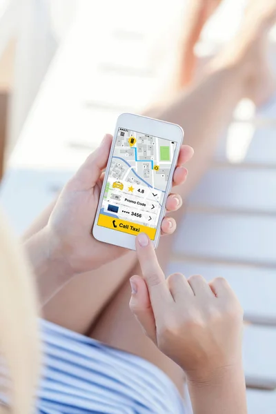 Frau im Badeanzug hält Handy mit App-Anruftaxi — Stockfoto