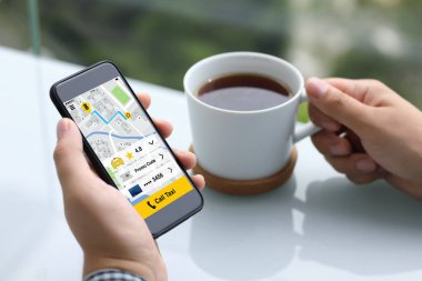 telefon app ile holding erkekler eller taksi ekranda çağırır.