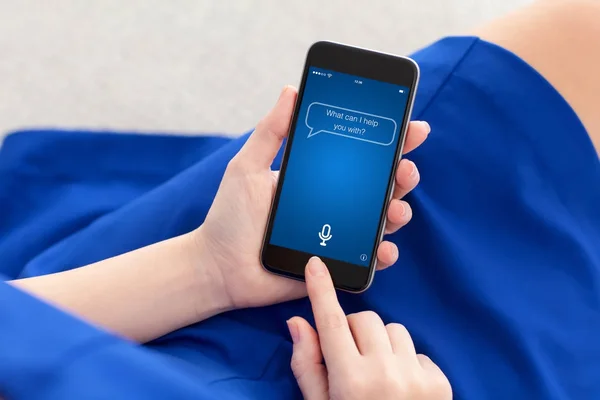 Mulher em vestido azul segurando telefone com assistente pessoal app — Fotografia de Stock