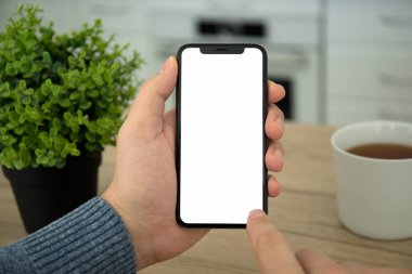 Siyah holding erkek eller dokunmatik telefon ile izole perde