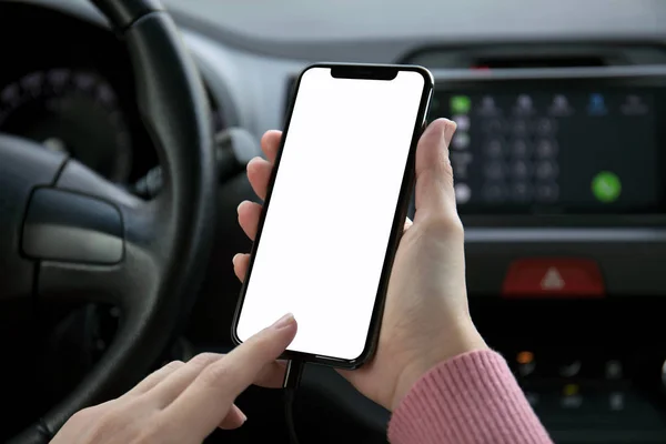 Frauen halten Handy mit isoliertem Bildschirm im Auto — Stockfoto
