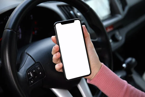 Γυναίκες χέρι που κρατά το τηλέφωνο με απομονωμένες οθόνη στο αυτοκίνητο — Φωτογραφία Αρχείου