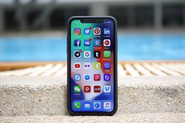 sosyal ağ üstünde belgili tanımlık perde ile iPhone X