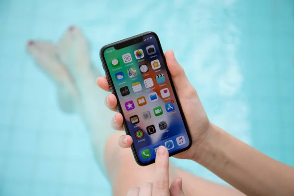 Donna mano che tiene iPhone X con IOS 11 sullo schermo — Foto Stock