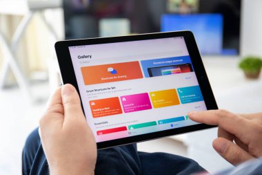 Ana ekran kısayolları app ile iPad Pro tutan adam el