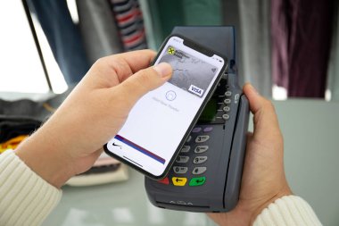 Apple iphone 11 ödemeli terminali tutan adam.