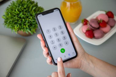 11 numaralı iPhone 'u tutan kadının numarası ekranda.