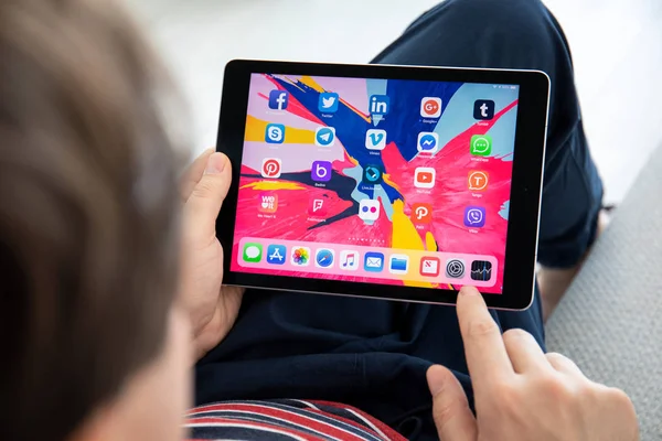 Ange program för sociala nätverk på skärmen ipad Pro — Stockfoto