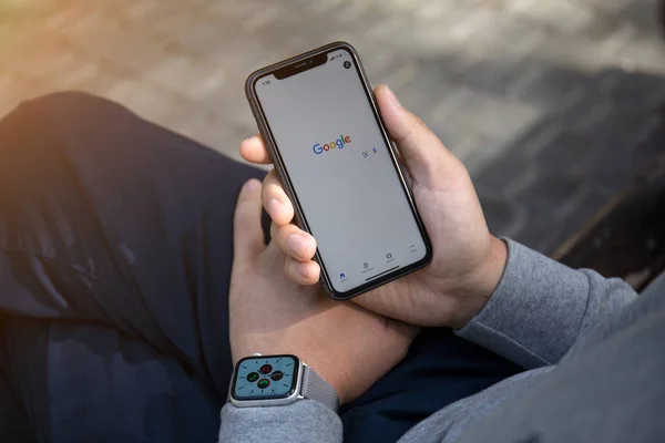 Apple Watchを持っている男の手iPhone 11でGoogle — ストック写真