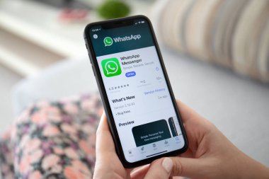 iPhone 11 'i elinde tutan kadın sosyal ağ servisi Whatsapp