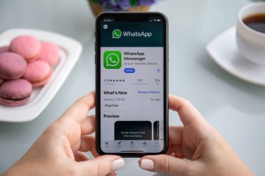 iPhone 11 'i elinde tutan kadın sosyal ağ servisi Whatsapp