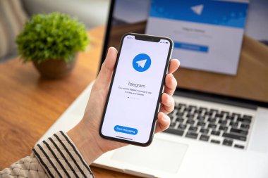  Sosyal ağ servisi Tele ile iPhone X 'i tutan kadın