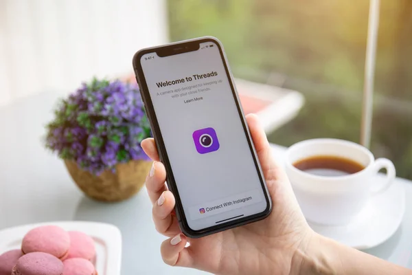 Frau hält iPhone 11 mit Social-Networking-Service — Stockfoto