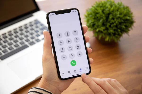 Frau hält iphone x mit Rufnummer auf dem Bildschirm — Stockfoto