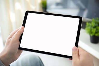 Erkek eller odada izole ekran ile bilgisayar tableti tutuyor.