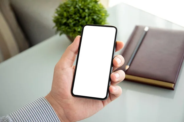 Männliche Hände halten Telefon mit isoliertem Bildschirm im Büro — Stockfoto