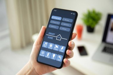 telefon ile app akıllı tutarak ana sayfa ekranda eller