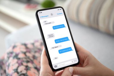 telefon app messenger ile ekranda tutan eller