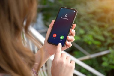 Kadın elleri ekranda gelen arama ile birlikte telefonu tutuyor.