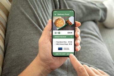 Telefon app teslim gıda ile ekranda holding erkek eller