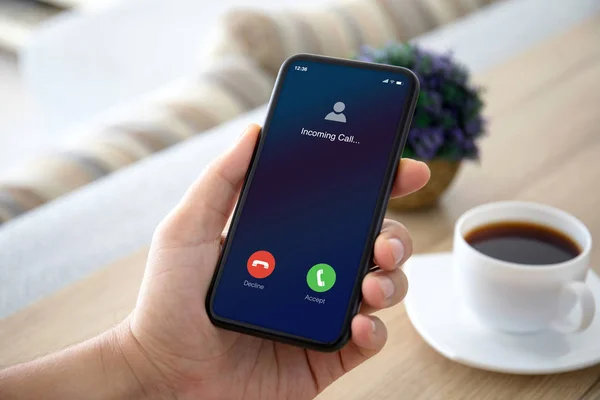 Männliche Hände halten Telefon mit eingehenden Anrufen auf dem Bildschirm — Stockfoto