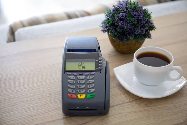 Betala pass online terminal på bordet i ett café — Stockfoto