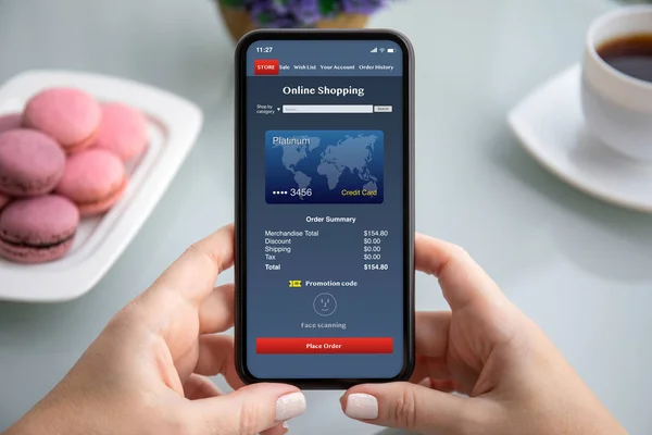 Mãos femininas segurando telefone com app compras on-line na tela — Fotografia de Stock