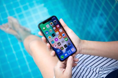 30 Mart 2018: İphone X 'le el ele tutuşan kadın sahne 11' de