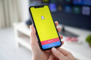 Sosyal ağ servisi Snap ile iPhone 11 'i tutan kadın.