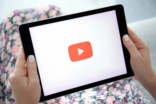 Woman holding iPad Pro with app video service YouTube — 스톡 사진