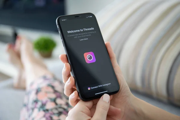 Frau hält iPhone 11 mit Social-Networking-Service — Stockfoto