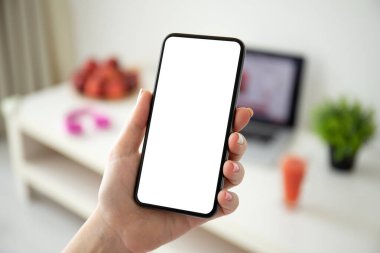 Arka planda tek ekran kanguru olan kadın el ele tutuşması.