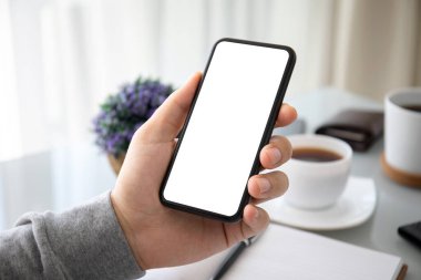 ofiste izole ekranlı erkek el tutma telefonu