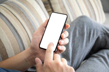 Erkek eller odada izole bir ekranla telefonu tutuyor.