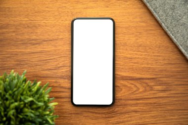 Ofisteki bir masanın üzerinde izole ekran olan telefon